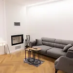Neubau Mit Kamin Und Terrasse In Premium Lage Parkplatz Inklusive