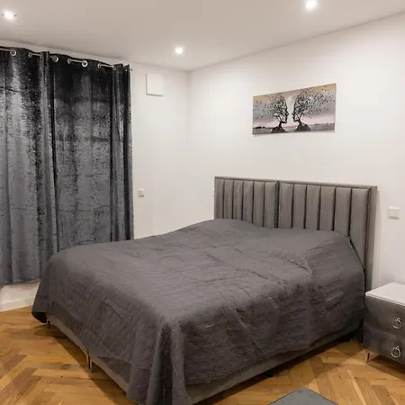 Neubau Mit Kamin Und Terrasse In Premium Lage Parkplatz Inklusive