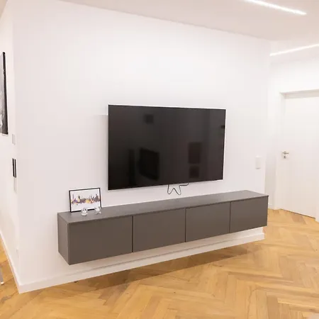 Neubau Mit Kamin Und Terrasse In Premium Lage Parkplatz Inklusive *